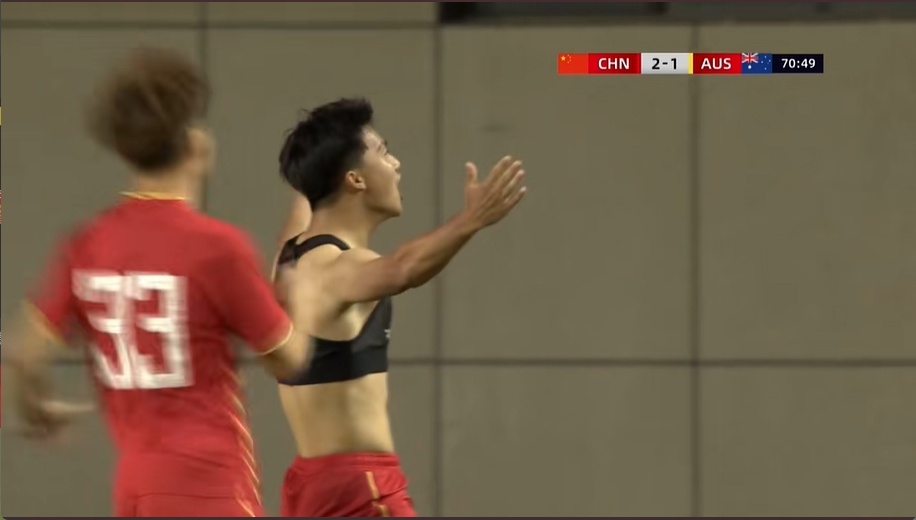 脫衣慶祝！梁仕宇頭球接力破門，國(guó)少3-1領(lǐng)先澳大利亞U16