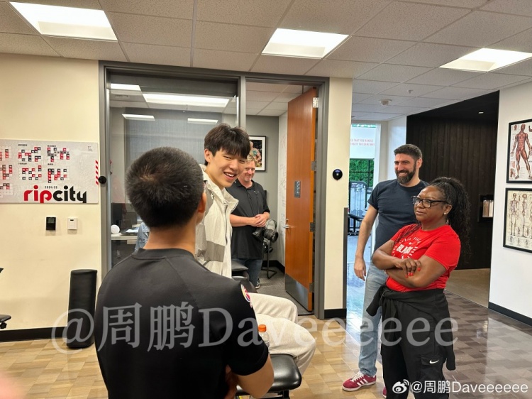 周鵬：發(fā)布會(huì)后球隊(duì)與瀚森溝通 譬如喜歡吃什么 事無(wú)巨細(xì)熱情極了