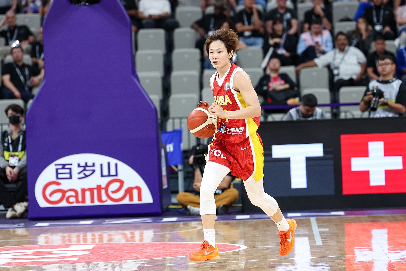 打開局面！隊(duì)長(zhǎng)楊力維替補(bǔ)14中5拿11分送8助攻 正負(fù)值+19