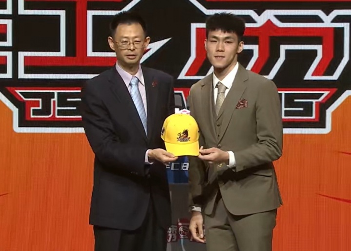 ??探花水不了？2025CBA選秀大會(huì)：江蘇用探花簽選中龐崢麟