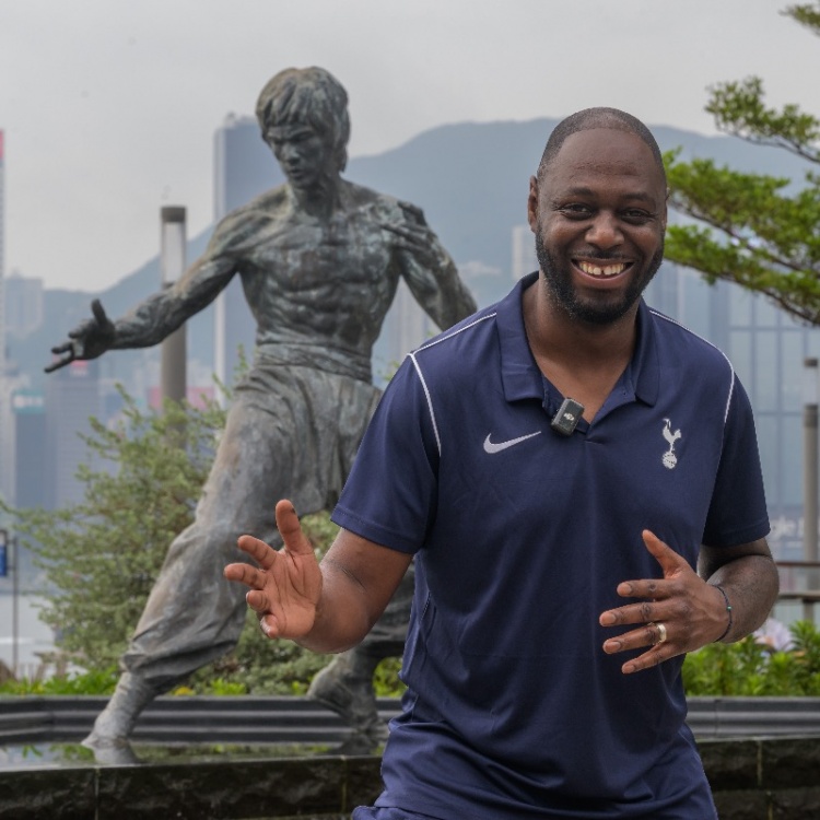 熱刺名宿萊德利-金在中國香港模仿李小龍，俱樂部社媒曬出照片