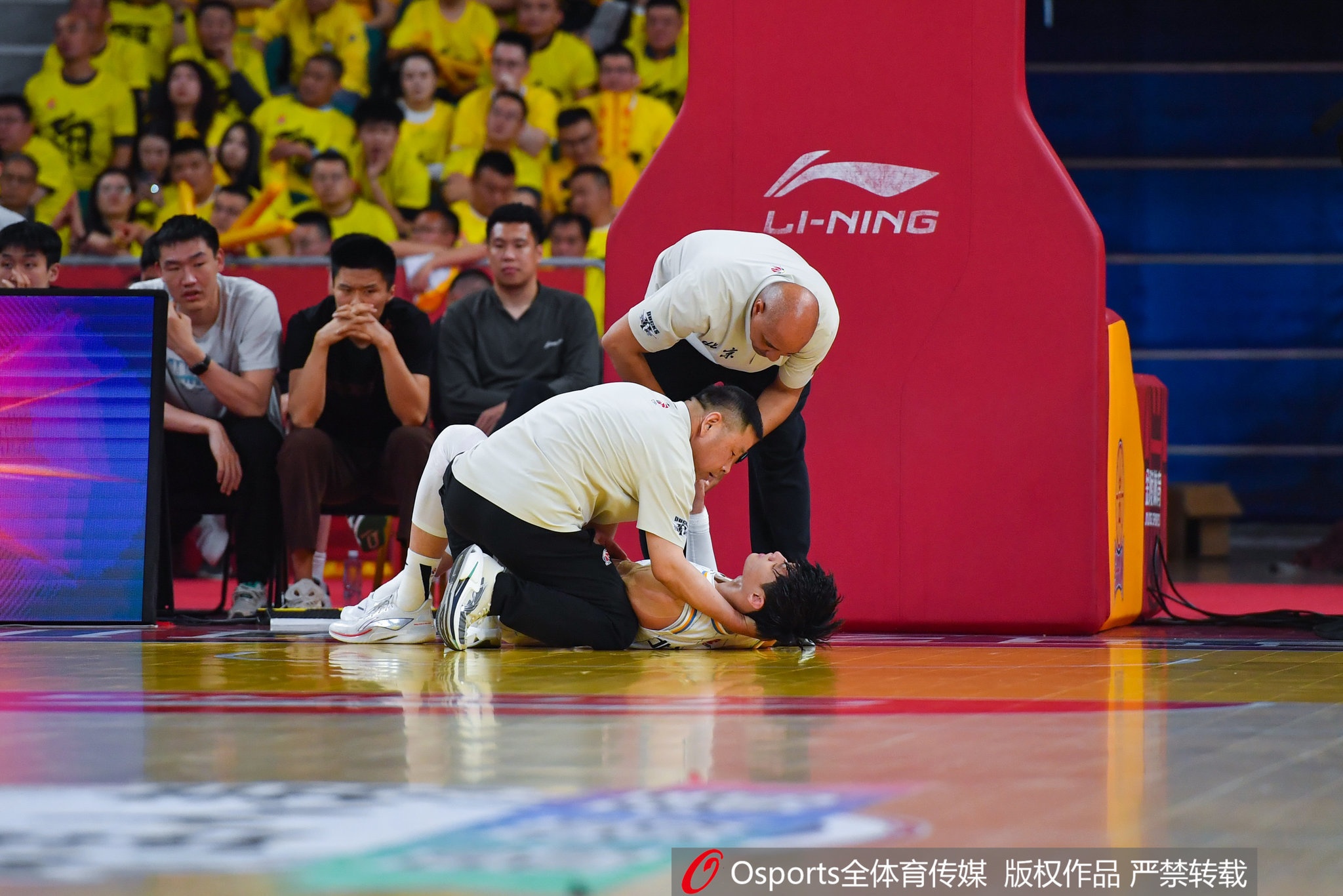 傷病難阻追夢(mèng)！上賽季CBA半決賽中曾凡博遭遇腰椎左側(cè)橫突骨折