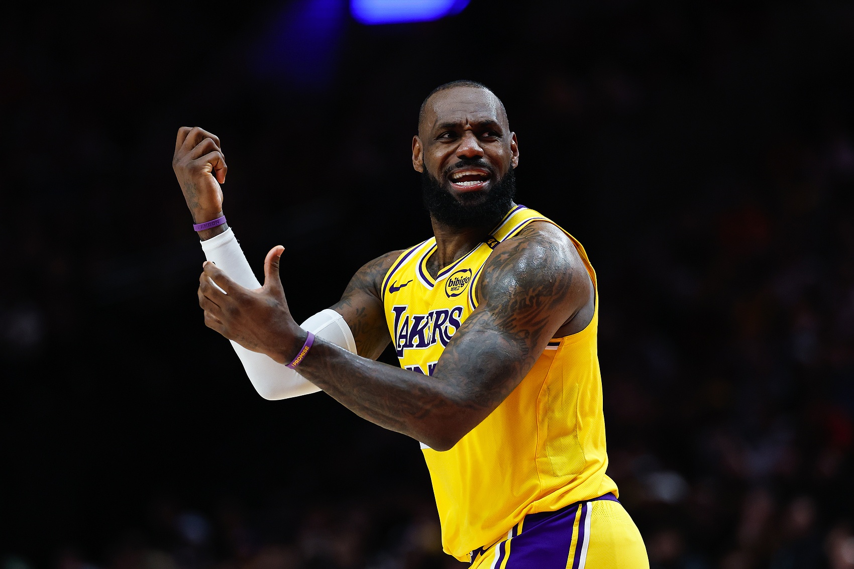 夸梅-布朗：詹姆斯向NBA宣戰(zhàn)了 這就是NBA把他捧成國王應(yīng)得的下場