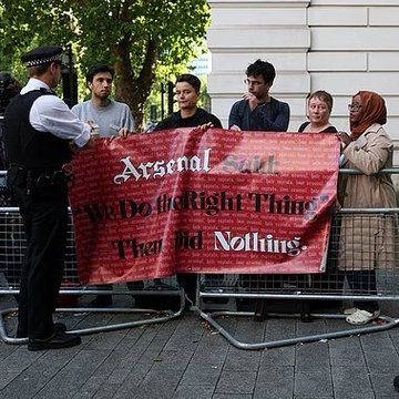 英媒：托馬斯出席聽證會，法院外抗議者拉橫幅控訴阿森納假道學(xué)