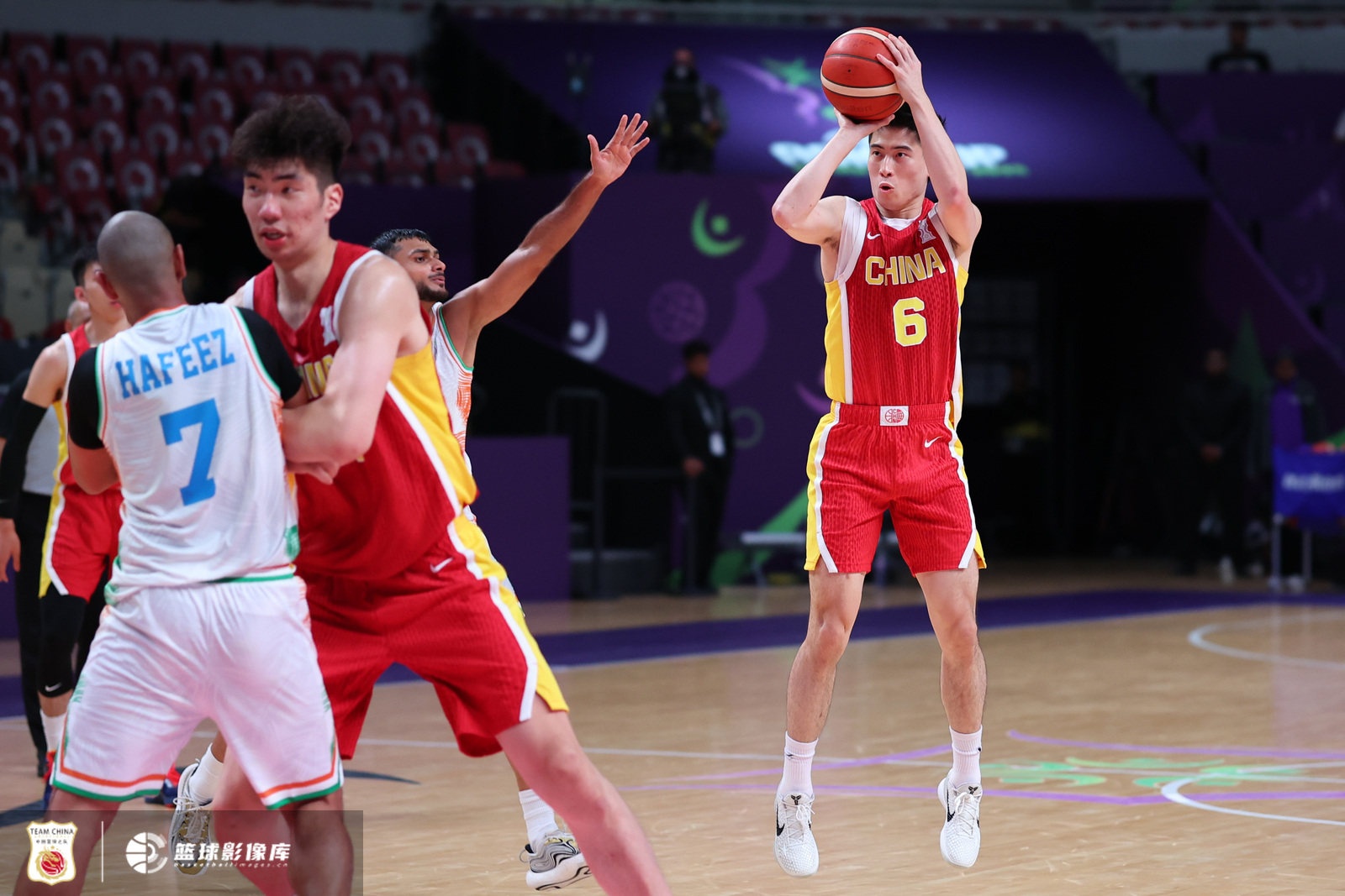 周鵬：自始至終的高強度、高壓力的防守 是本場男籃的取勝之匙