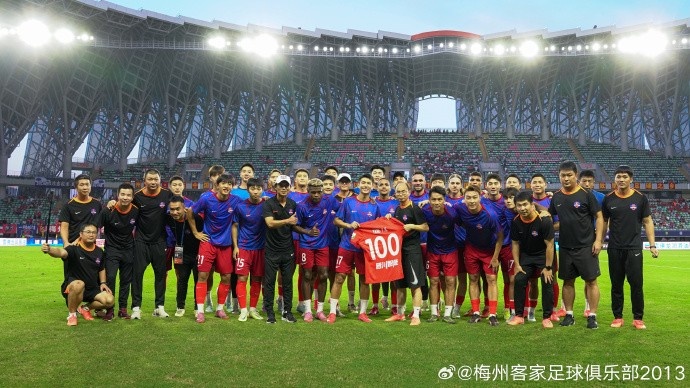 楊一虎迎來代表球隊(duì)出戰(zhàn)的第100場正式比賽 賽前收獲百場紀(jì)念球衣