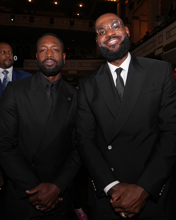 好友相聚！媒體曬詹姆斯和韋德在名人堂現(xiàn)場(chǎng)西裝合影