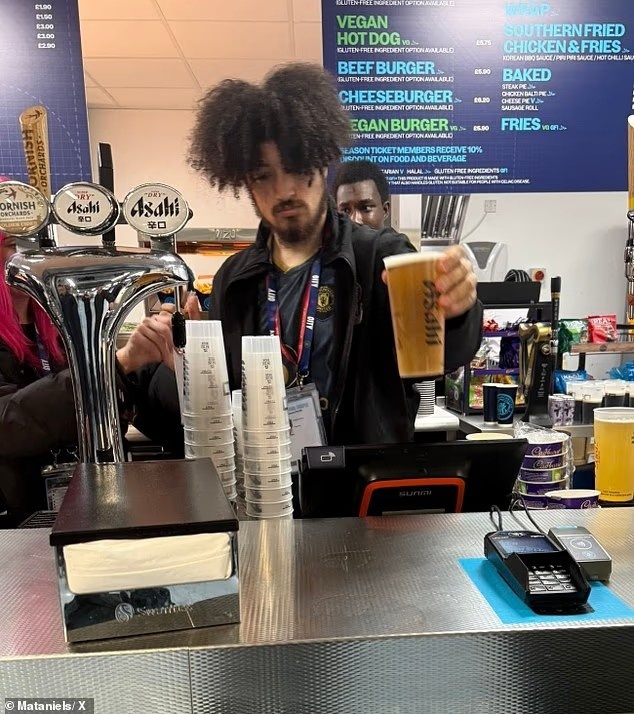 曼城主場一名酒吧工作人員在德比日穿曼聯球衣上班，遭到曼城解雇