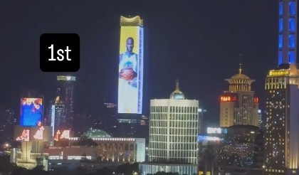 亮相中國上海外灘巨幕！追夢：媽媽我做到了 永懷感恩！