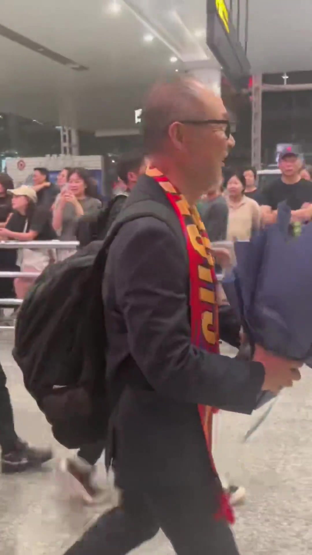 將接手重慶銅梁龍！重慶廣電曬視頻：張外龍已抵達江北國際機場
