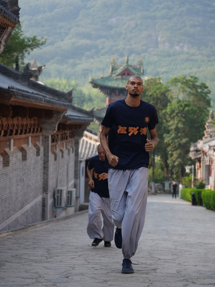 支線(xiàn)任務(wù)結(jié)束！馬刺曬組圖回顧文班夏天之旅：封面為少林寺之行