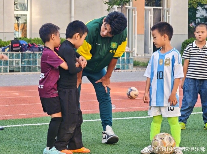 國安球員走進(jìn)北京小學(xué)翡翠城分校，開展足球公益課活動
