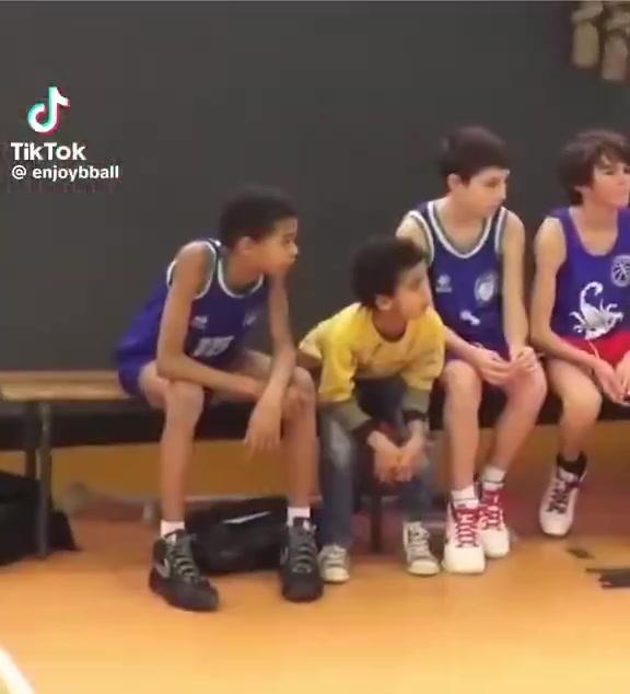 ??很喜歡生氣砸球啊！小時(shí)候的文班亞馬是怎么打球的？