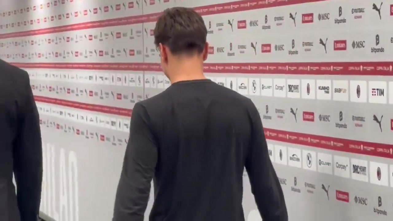 米蘭傷員亞沙里在圣西羅露面，回應(yīng)記者提問：挺好的，好多了