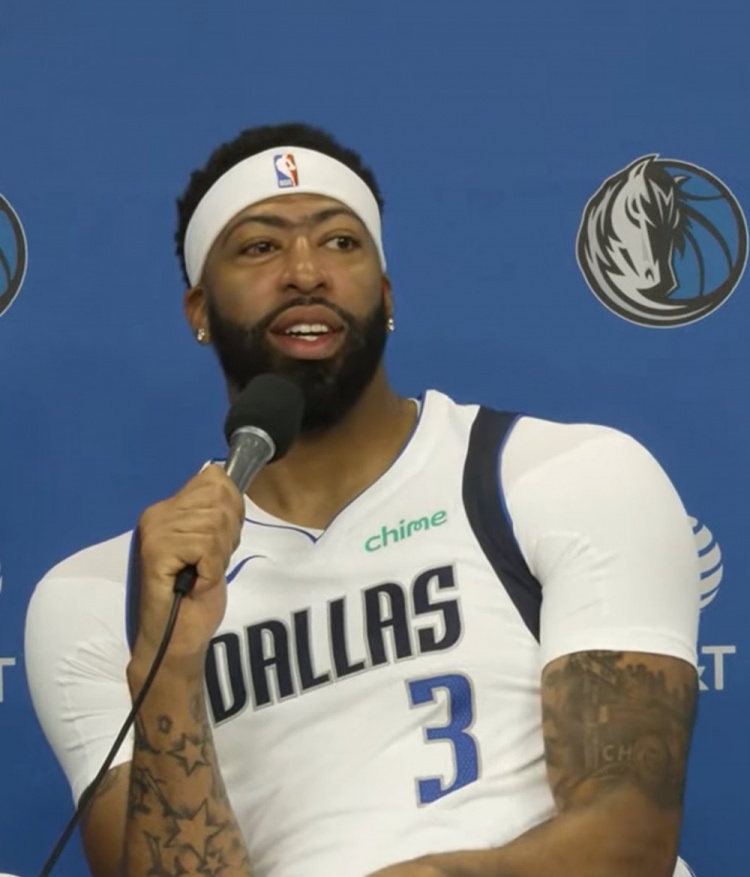 濃眉出席媒體日右邊眼睛明顯異常 醫(yī)生告知剩余生涯都要戴眼鏡