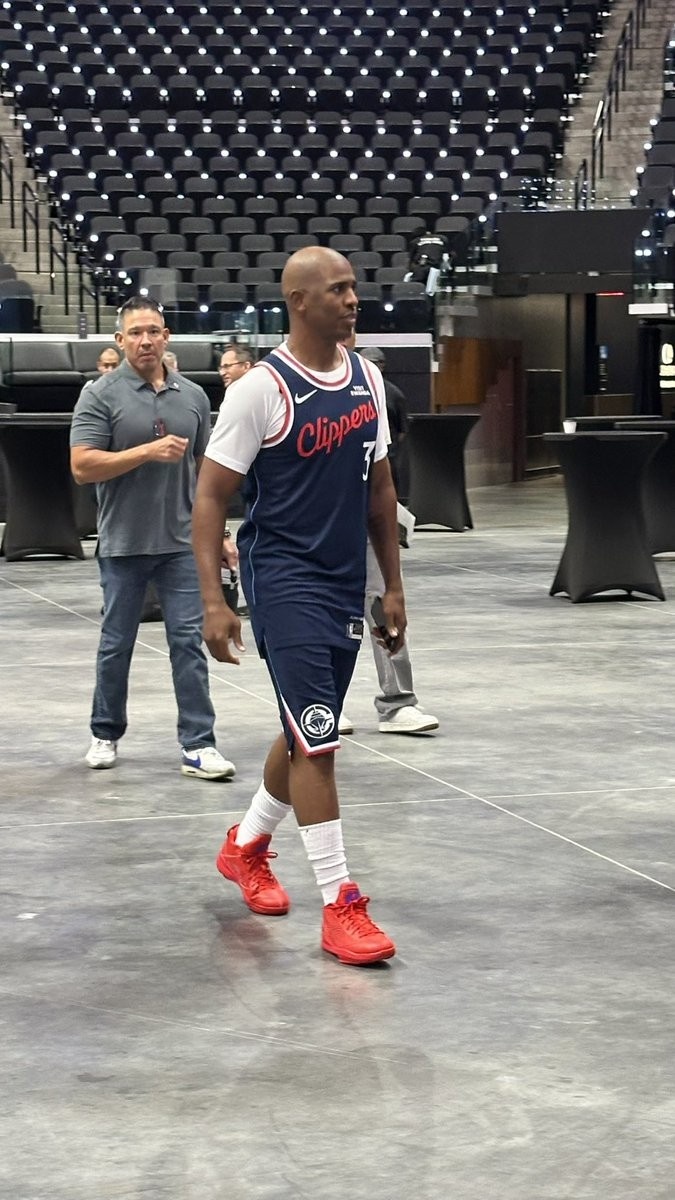 仿佛沒離開過！保羅穿著快船3號(hào)球衣出席媒體日