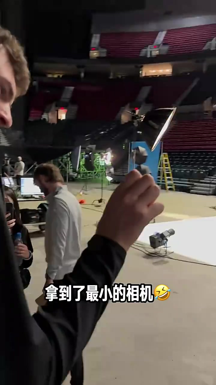 哈哈！新賽季媒體日克林根和楊瀚森拿著微型相機互拍