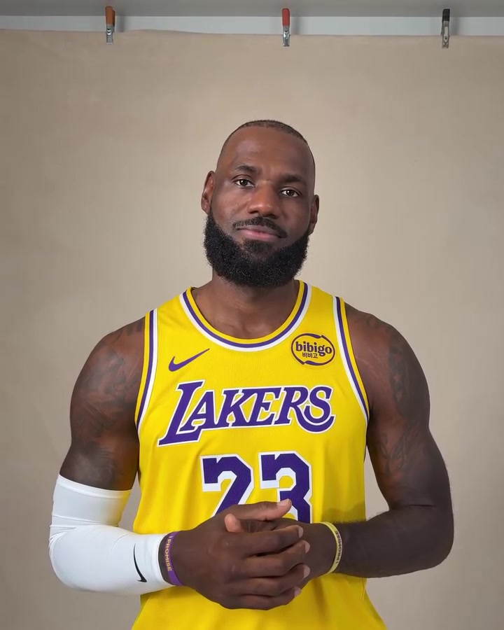 超過(guò)70名球員在你NBA首秀后出生？詹姆斯做搞怪表情難以置信