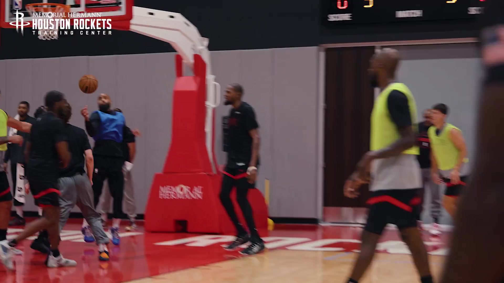 新賽季看你了？火箭訓(xùn)練：謝潑德單打杜蘭特 在其長臂干擾下拋進